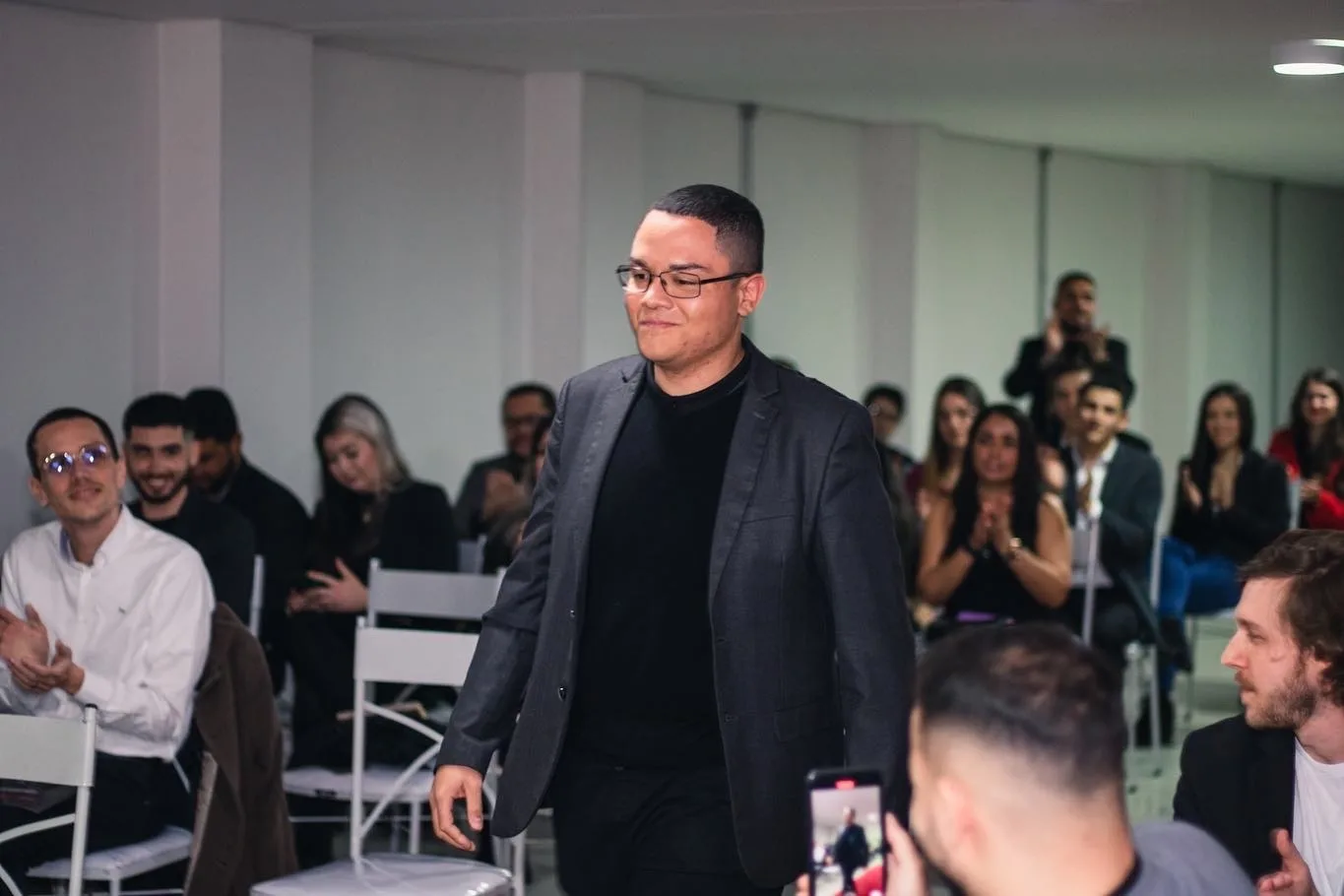 Gabriel conduzindo um encontro com empresários
